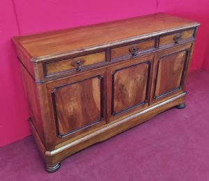 Sideboard mit drei Türen und drei Schubladen aus hellem Mahagoni